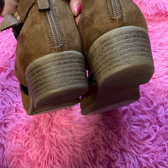 Indigo Rd. tan pointed toe cross buckle strap zip closure booties size 9 - Picture 8 of 9